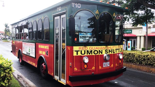 グアムの赤いシャトルバス